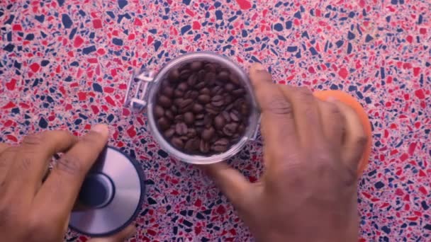 Platta Låg Person Manuellt Slipning Läckra Rostade Kaffebönor — Stockvideo