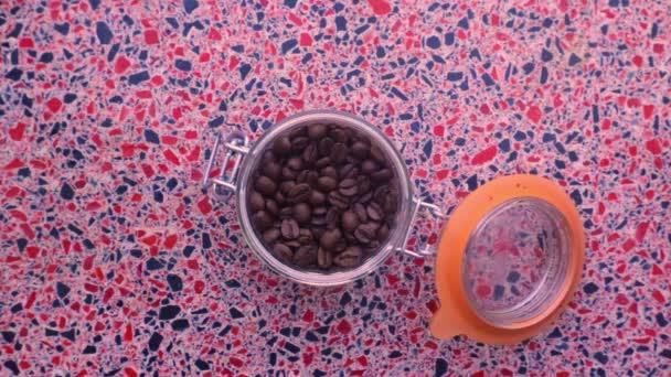 Puesta Plana Persona Moliendo Manualmente Deliciosos Granos Café Tostados — Vídeos de Stock