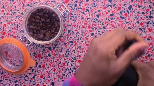Płaskie Układanie Osoby Ręcznie Mielenie Pyszne Palone Ziarna Kawy — Wideo stockowe