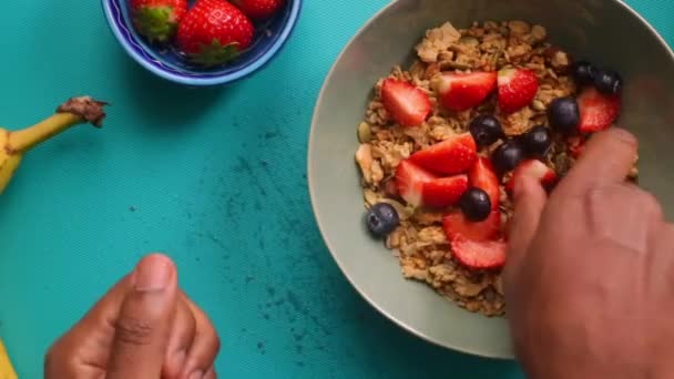 Vista Laica Piatta Persona Che Prepara Cereali Muesli Sani Con — Video Stock