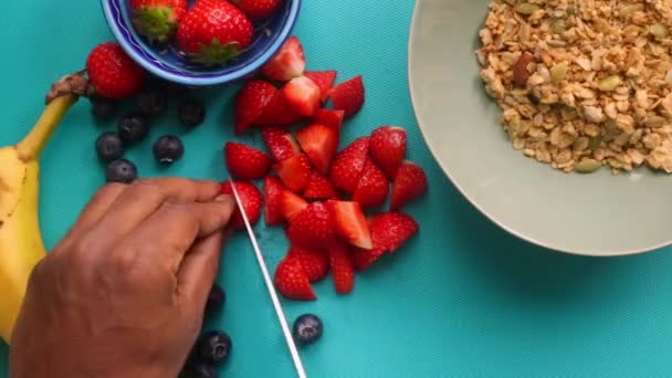Visão Leigos Plana Pessoa Preparando Cereais Muesli Saudáveis Com Frutas — Vídeo de Stock