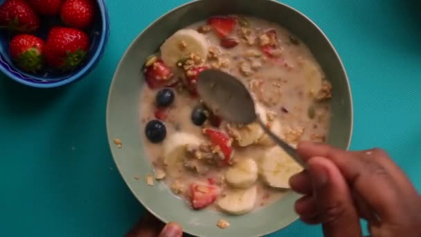 Flache Laien Ansicht Einer Person Die Gesundes Müsli Mit Früchten — Stockvideo