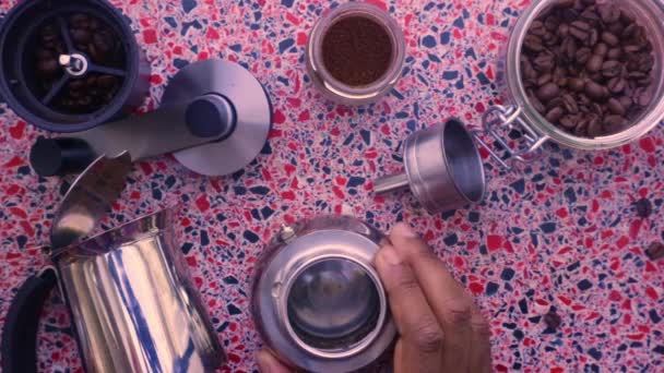 Flat Lay View Persoon Bereiden Espresso Koffie Met Een Moka — Stockvideo