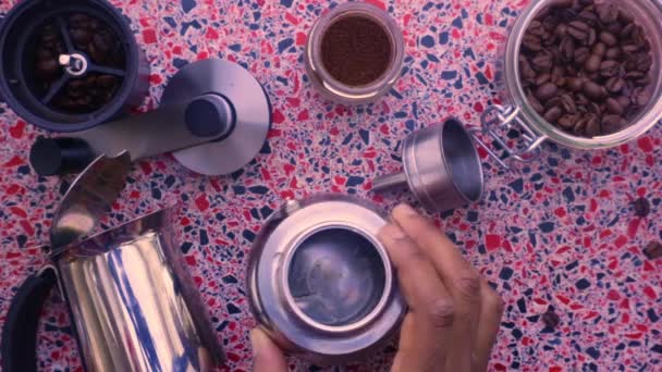 フラットレイビュー人モカ鍋とエスプレッソコーヒーを準備 — ストック動画
