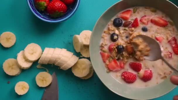 Platte Lay View Persoon Voorbereiding Van Gezonde Muesli Granen Met — Stockvideo