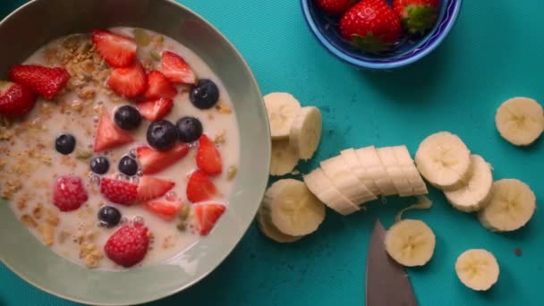Piatto Laico Vista Persona Preparare Sano Muesli Cereali Con Frutta — Video Stock