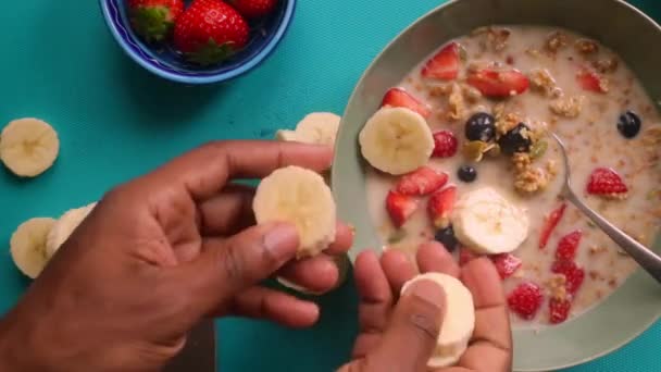 Platte Lay View Persoon Voorbereiding Van Gezonde Muesli Granen Met — Stockvideo