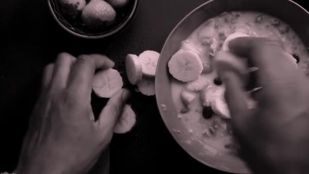Επίπεδη Θέα Πρόσωπο Προετοιμασία Υγιή Δημητριακά Μούσλι Φρούτα — Αρχείο Βίντεο