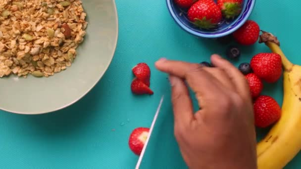 Plana Leigo Pessoa Vista Preparando Cereais Muesli Saudáveis Com Frutas — Vídeo de Stock