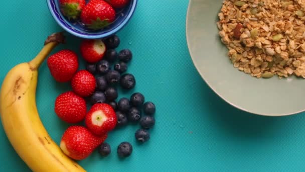Plano Vista Laico Persona Preparando Saludable Cereal Muesli Con Frutas — Vídeo de stock
