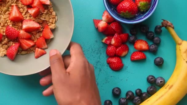 Platte Lay View Persoon Voorbereiding Van Gezonde Muesli Granen Met — Stockvideo