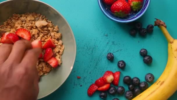 Piatto Laico Vista Persona Preparare Sano Muesli Cereali Con Frutta — Video Stock