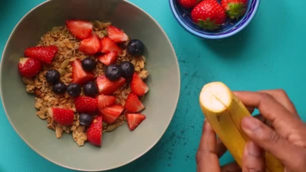 Plano Vista Laico Persona Preparando Saludable Cereal Muesli Con Frutas — Vídeo de stock