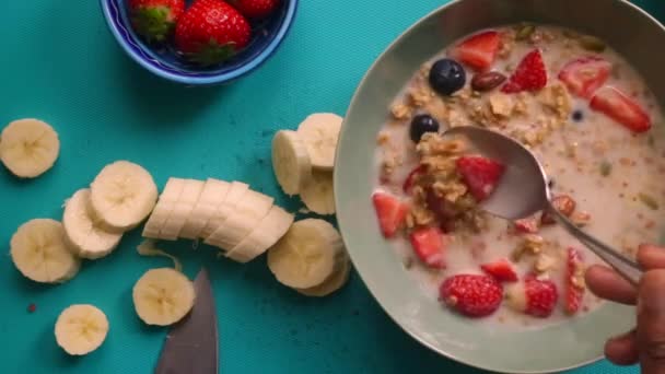 Piatto Laico Vista Persona Preparare Muesli Cereali Con Frutta Biologica — Video Stock