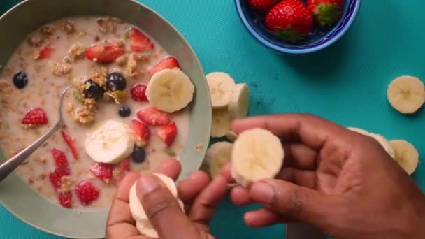 Piatto Laico Vista Persona Preparare Muesli Cereali Con Frutta Biologica — Video Stock
