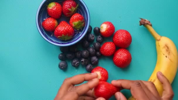 Manos Persona Preparando Frutas Tabla Cortar Madera — Vídeos de Stock