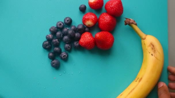 Manos Persona Preparando Frutas Tabla Cortar Madera — Vídeos de Stock