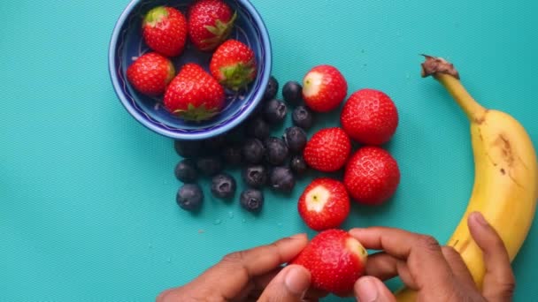 Manos Persona Preparando Frutas Tabla Cortar Madera — Vídeo de stock