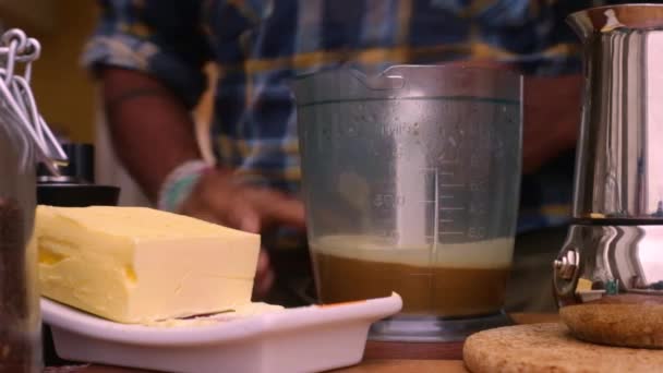 Pessoa Fazendo Café Keto Com Manteiga Óleo Mct Casa — Vídeo de Stock