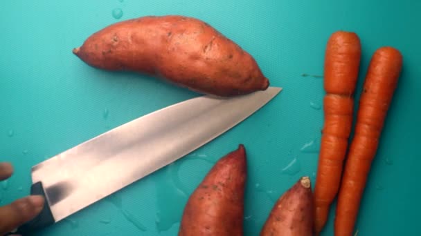 Chef Vista Superior Preparando Batatas Zanahorias Orgánicas — Vídeos de Stock