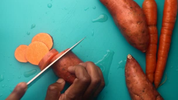 Chef Vista Superior Preparando Batatas Zanahorias Orgánicas — Vídeos de Stock