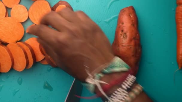 Chef Vista Superior Preparando Batatas Zanahorias Orgánicas — Vídeos de Stock