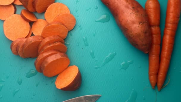 Chef Vista Superior Preparando Batatas Zanahorias Orgánicas — Vídeos de Stock