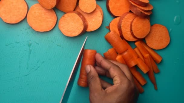 Chef Vista Superior Preparando Batatas Zanahorias Orgánicas — Vídeos de Stock