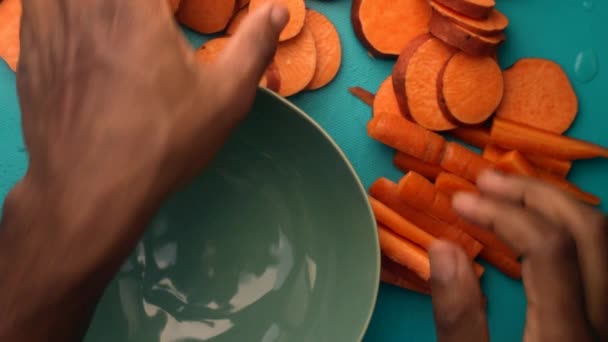Chef Vue Dessus Préparant Des Patates Douces Des Carottes Biologiques — Video