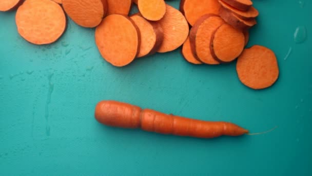 Chef Vue Dessus Préparant Des Patates Douces Des Carottes Biologiques — Video