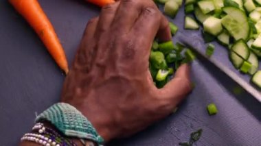 Mutfakta yeşil soğan doğrayan erkek elleri yakın plan.