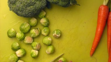 Tahtada sebze hazırlayan kişi.