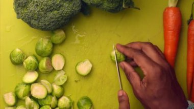 Tahtada sebze hazırlayan kişi.