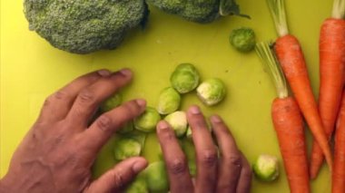 Tahtada sebze hazırlayan kişi.