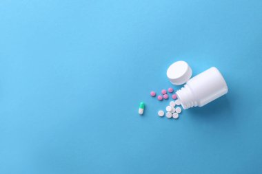 Mavi arka planda haplar. Üst Manzara. Metin için boş boşluk