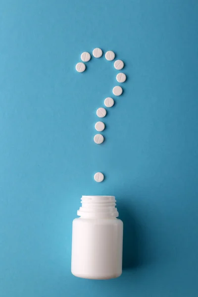 Piller Flaska Medicin Med Piller Utspridda Blå Bakgrund Som Frågan — Stockfoto