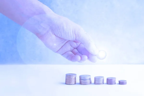Para biriktirme kavramı, para birikintisinin büyümesini sağlıyor. Mavi gradyan. Girmek için paranızı yatırın, iş ve gelecek kavramlarını geliştirin. Rus parası. Euro