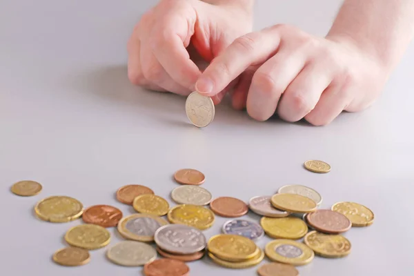 Erkekler çeyrek doları tutarlar. Arkada bir yığın bozuk para var. Amerikan parası. Avro. Seçim senin. Para oyunu