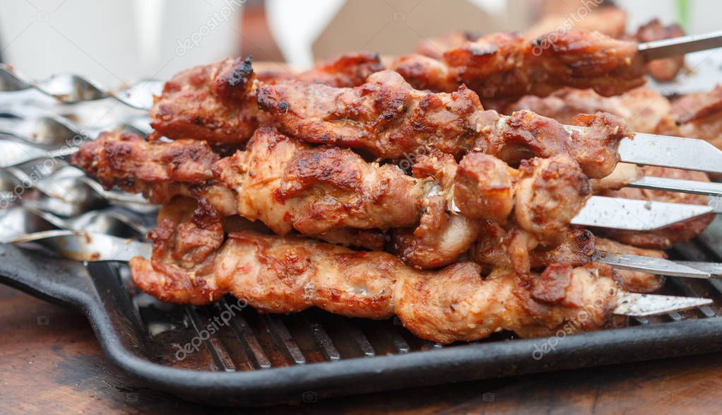 Şaşlık. Kebap. Baharat ile marine edilmiş ızgara et. Domuz eti. Sığır