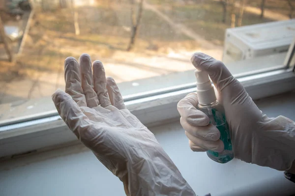 Mezzi di protezione contro l'infezione da virus. Disinfezione della mano . — Foto Stock