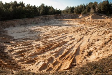 Kumda tekerlek izleri var. Kil üzerindeki doku.