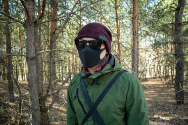 Maskeli adam. Ormanda bir adam. Gözlüklü ve maskeli adam..