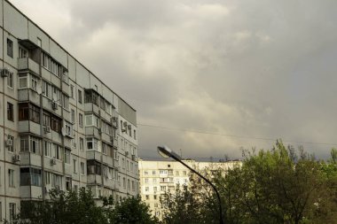 Fırtınadan önce Sovyet panelleri. Çok katlı evlerin üzerindeki bulutlar.