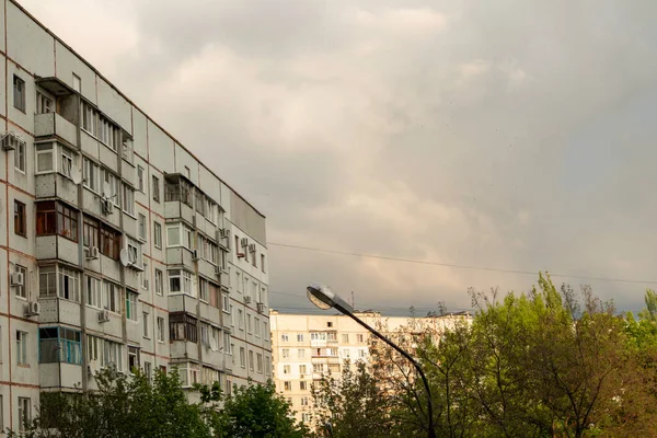 Σοβιετικά σπίτια πριν την καταιγίδα. Σύννεφα πάνω από πολυώροφα σπίτια. — Φωτογραφία Αρχείου