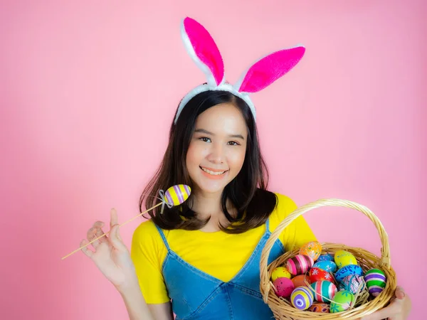Potret Seorang Wanita Muda Yang Bahagia Mengenakan Telinga Kelinci Paskah — Stok Foto