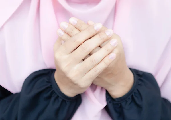 Jovens Mulheres Muçulmanas Asiáticas Orando Deus Paz Vestindo Hijab Rosa — Fotografia de Stock