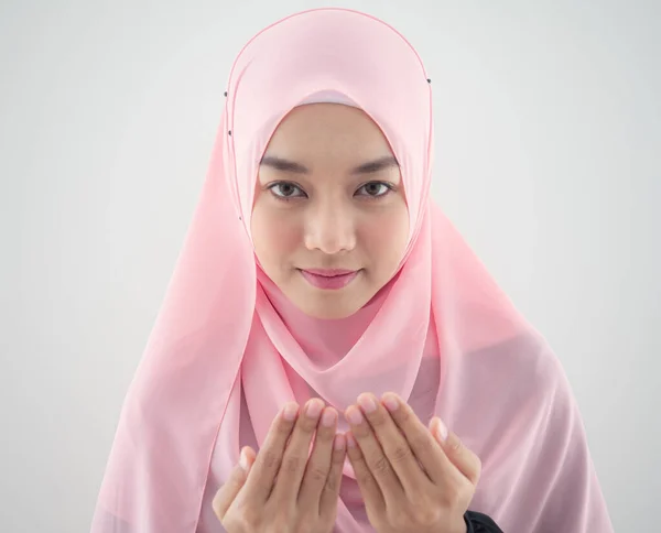 Close Retrato Uma Bela Mulher Asiática Muçulmana Hijab Rosa Fundo — Fotografia de Stock