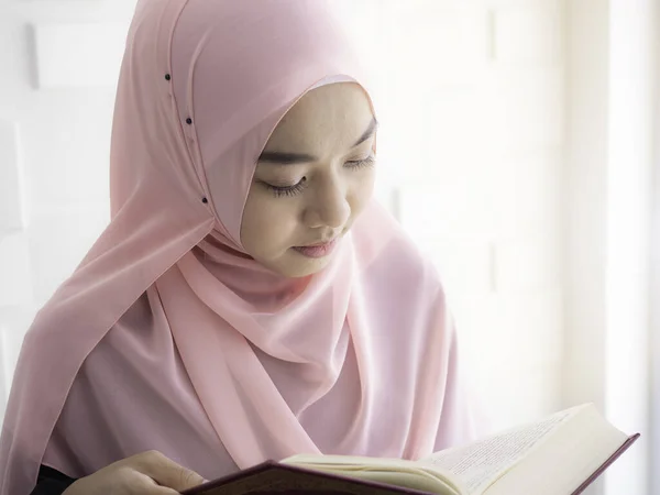 Una Mujer Musulmana Asiática Concentra Leer Corán Concentrándose Cuidadosamente Mezquita —  Fotos de Stock