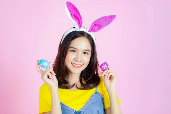 Potret Seorang Wanita Muda Yang Bahagia Mengenakan Telinga Kelinci Paskah — Stok Foto