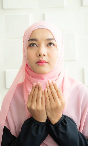 Wanita Muslim Berdoa Untuk Allah Masjid Untuk Cepat Melarikan Diri — Stok Foto